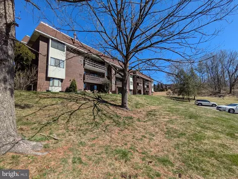 1575 Creekside Rd, Whitehall, PA 18052