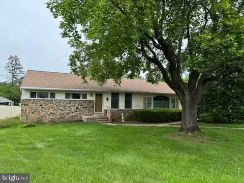 28 S 9th St, Coopersburg, PA 18036