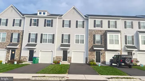 4904 Brookside Ct, Coopersburg, PA 18036