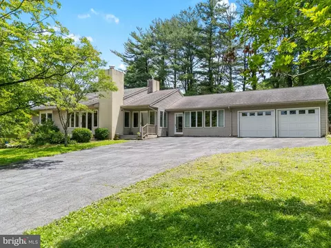 5661 Furnace Hill Rd, Zionsville, PA 18092