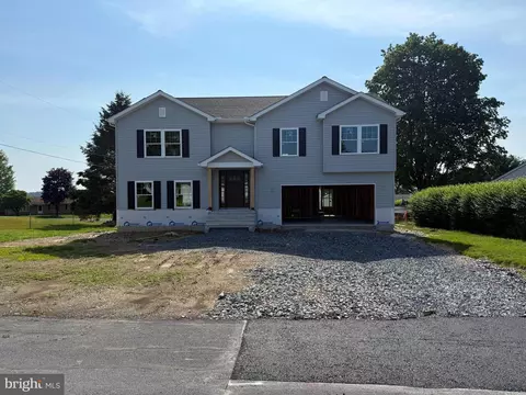 5743 Crescent Dr, Schnecksville, PA 18078