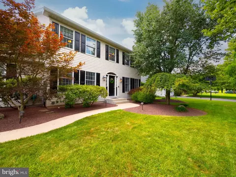 6174 Domarray St, Coopersburg, PA 18036