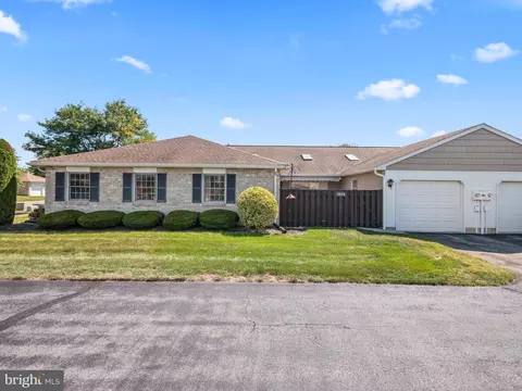 5696 Burning Tree Ln, Macungie, PA 18062