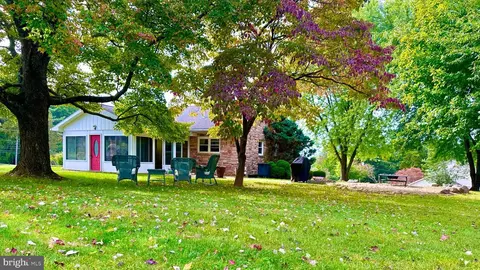 98 Maple St, Macungie, PA 18062