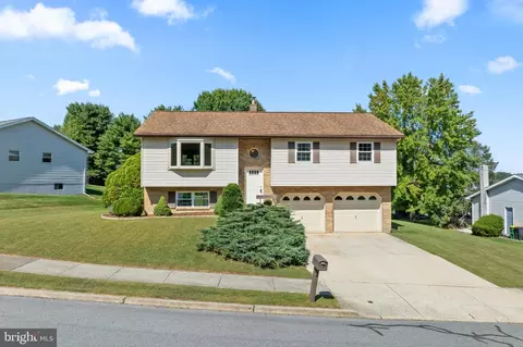 975 Hillcrest Dr S, Macungie, PA 18062