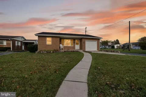 834 Hokendauqua St, Coplay, PA 18037