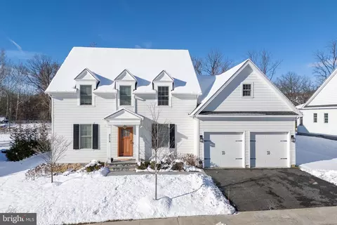 4574 Old Saucon Rd, Bethlehem, PA 18015