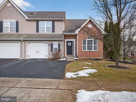 1525 Cambridge Dr, Macungie, PA 18062