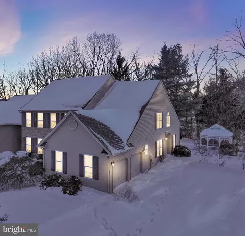 2073 Rolling Meadow Dr, Macungie, PA 18062