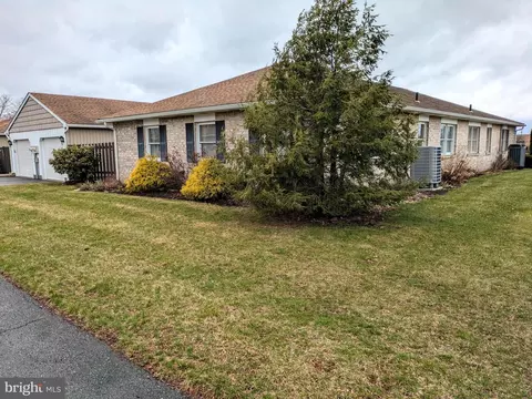 5694 Burning Tree Ln, Macungie, PA 18062
