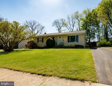 4882 Pine Grove Cir, Allentown, PA 18106
