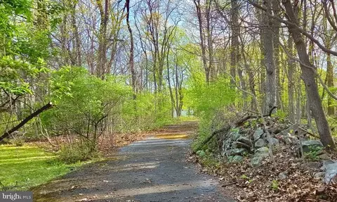 4825 S Mountain Dr, Emmaus, PA 18049