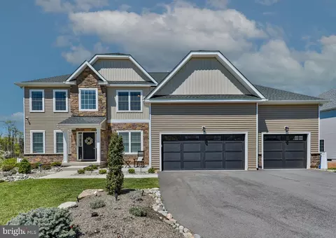 2595 Stonewall Dr, Center Valley, PA 18034