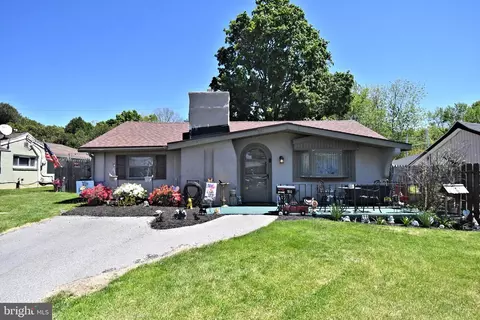 910 Fernwood St, Emmaus, PA 18049