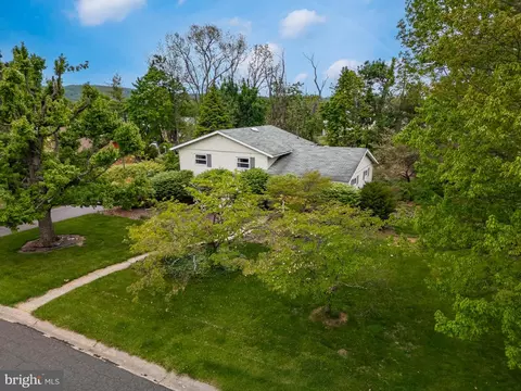 5131 Fairlawn Rd, Center Valley, PA 18034