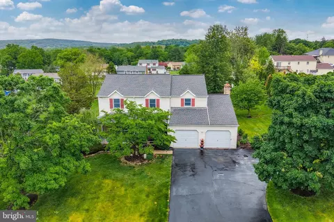 7049 Carriage Dr, Coopersburg, PA 18036