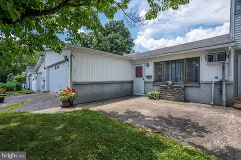 28 Covington Pl, Catasauqua, PA 18032