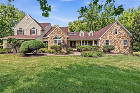 6470 Fawn Ln, Center Valley, PA 18034