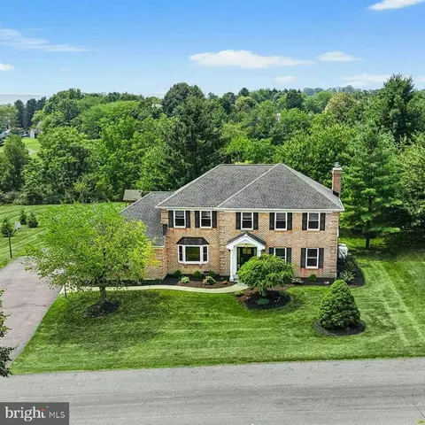 8018 Orchard View Ln, Fogelsville, PA 18051