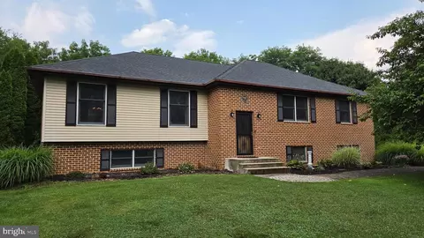 3733 Viewpoint Ct, Slatington, PA 18080