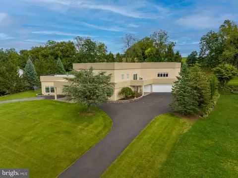 2224 Meadow Brook Dr, Schnecksville, PA 18078