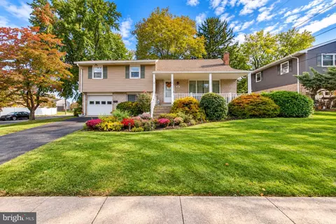 523 Alpine Cir, Emmaus, PA 18049