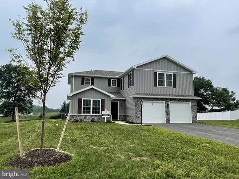 205 Gardenia Ln, Lebanon, PA 17042
