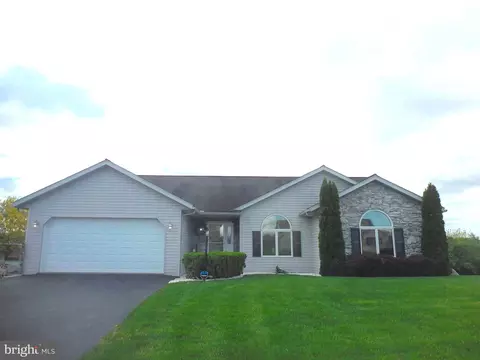 1114 Hunters Chase Ln, Lebanon, PA 17046