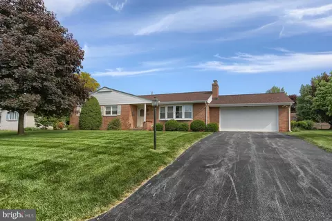 416 Larkspur Ln, Lebanon, PA 17042