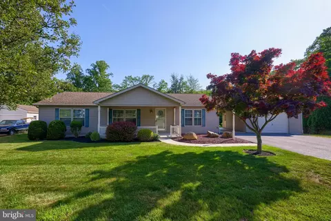 1056 Hemlock Cir, Manheim, PA 17545