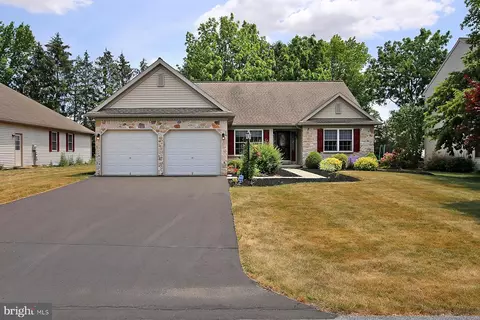 210 White Oak Cir, Lebanon, PA 17042