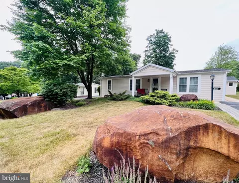 13 Oak Ln, Manheim, PA 17545