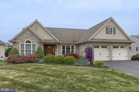 855 Water Edge Ct, Lebanon, PA 17046
