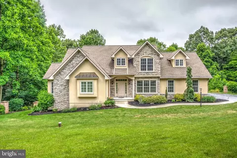 208 Iron Valley Dr, Lebanon, PA 17042