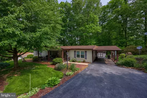5 Oak Ln, Manheim, PA 17545