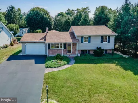 1612 Greenwood Dr, Lebanon, PA 17046