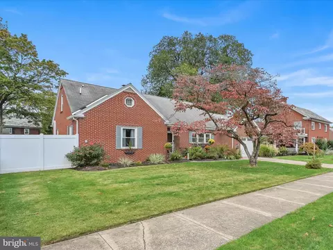 511 E Oak St, Palmyra, PA 17078 photo 2