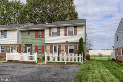 935 E Maple St, Palmyra, PA 17078 photo 2