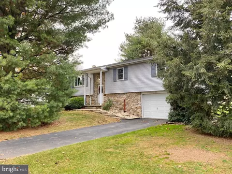 26 Middle Ave, Jonestown, PA 17038
