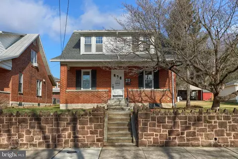 25 E Pershing Ave, Lebanon, PA 17042