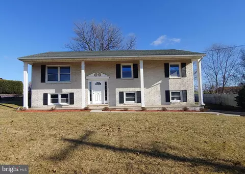 16 Colonial Dr, Jonestown, PA 17038