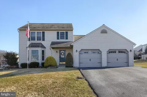 8 Cricket Ln, Myerstown, PA 17067