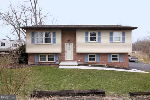 25 N Fisher St, Jonestown, PA 17038