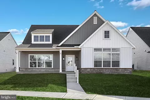 6 Grand Summit Dr, Annville, PA 17003