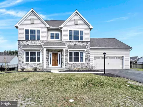 24 Strathford Dr, Lebanon, PA 17042