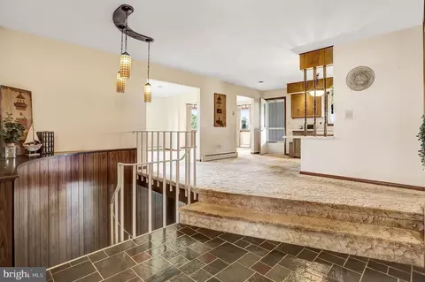 Entry Way - 1025 E Cherry St, Palmyra, PA 17078 photo 2 of 4