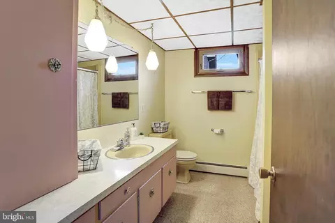 Bath - 1025 E Cherry St, Palmyra, PA 17078 photo 2 of 2