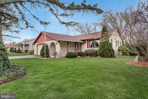 1025 E Cherry St, Palmyra, PA 17078