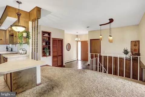 Entry Way - 1025 E Cherry St, Palmyra, PA 17078 photo 1 of 4