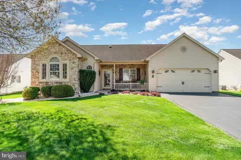 40 Scenic Dr, Myerstown, PA 17067